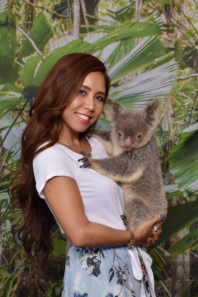 Koala holding photo